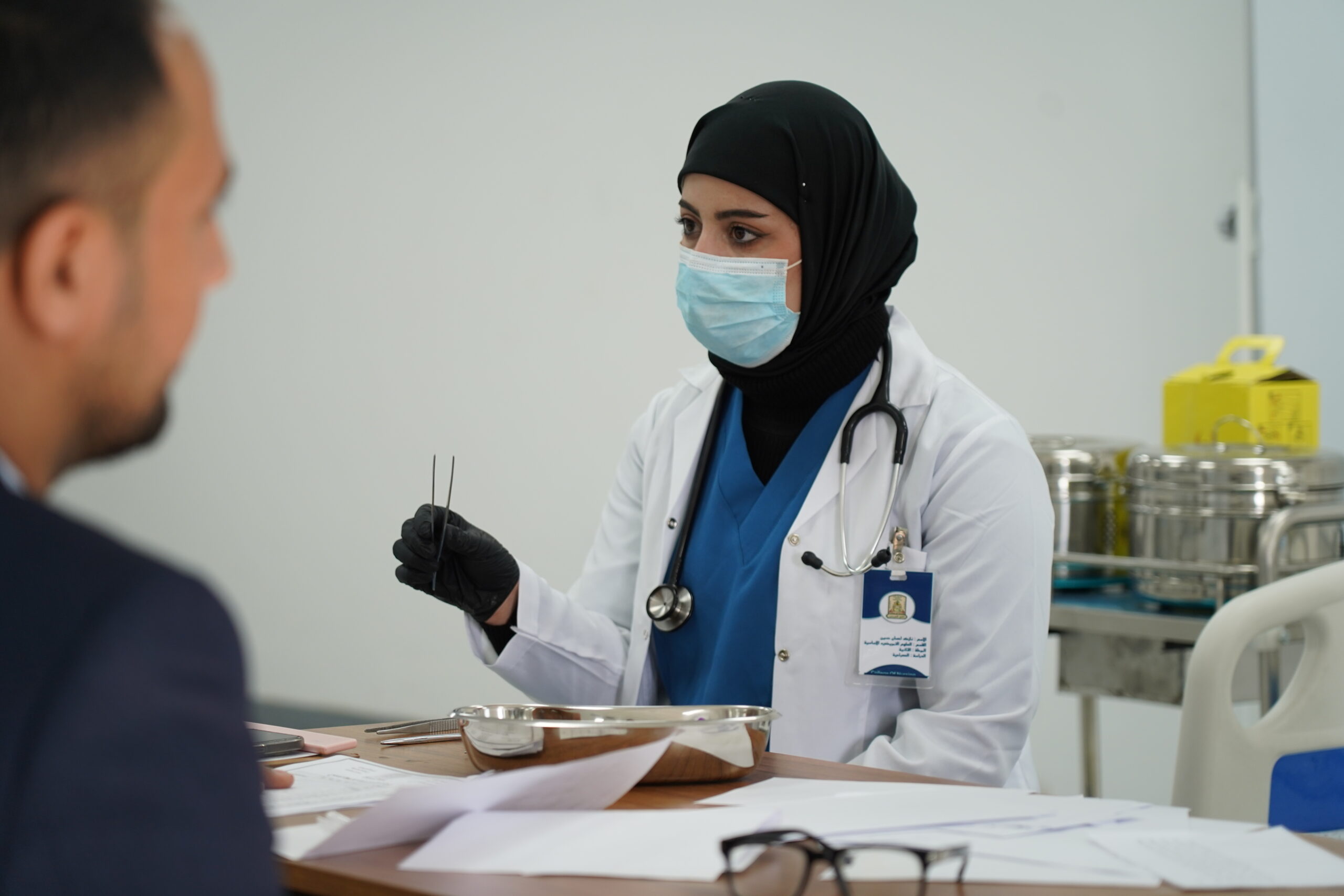 طالبة في كلية التمريض تتدرب على إجراء عملي في المختبر