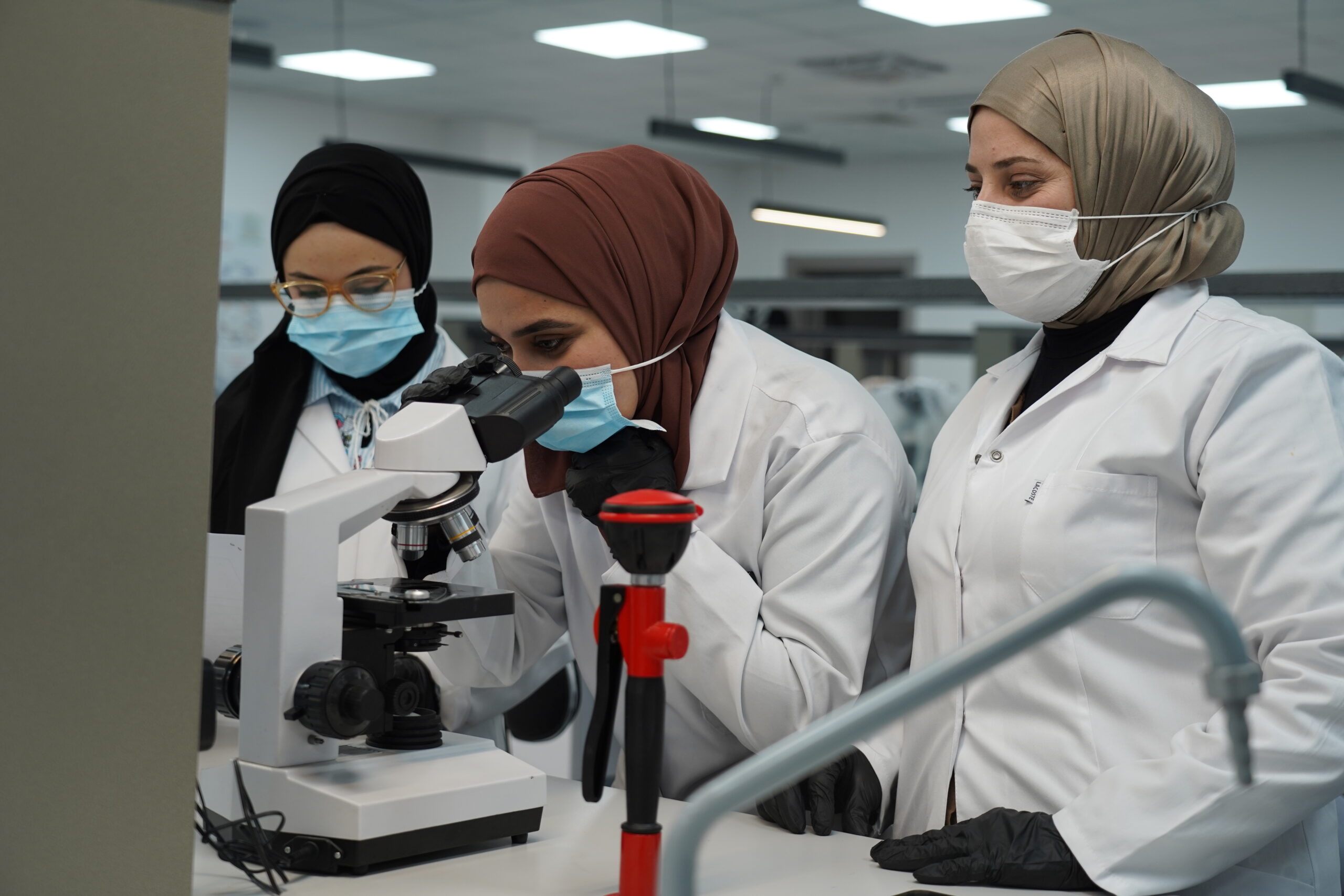 طالبات كلية التمريض يتدربن على استخدام المجهر في المختبر
